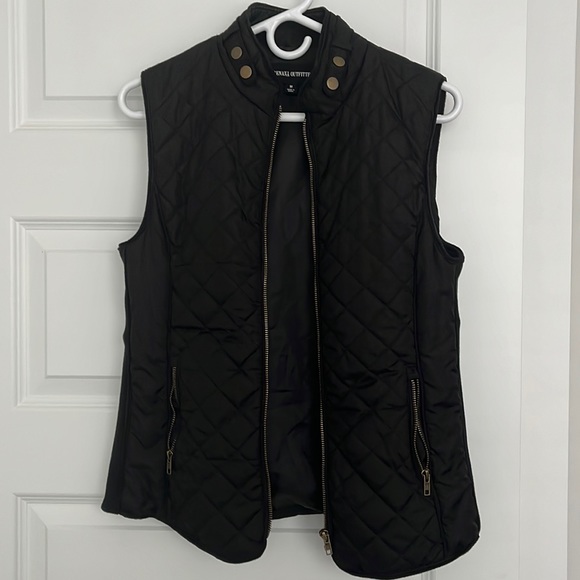 Black puffer vest medium - Picture 1 of 3